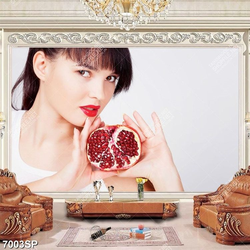 Tranh cô gái cầm trái lựu đỏ