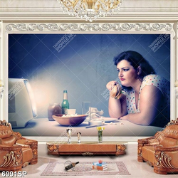 Tranh cô nàng béo ngồi xem tivi