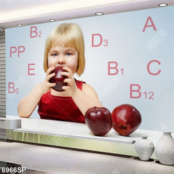 Tranh cô bé nhỏ ăn táo