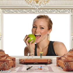 Tranh cô gái cầm trái táo xanh SP7440