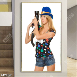 Tranh cô gái cầm máy ảnh SP7429