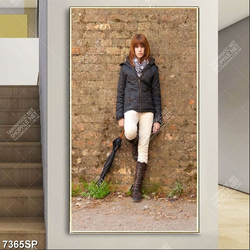 Tranh cô gái đứng bên tường SP7365