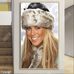 Tranh cô gái đội mũ lông SP7356