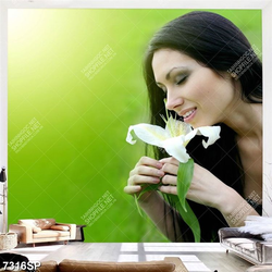 Tranh cô gái cầm hoa ly trắng SP7316