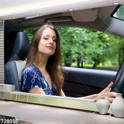 Tranh cô gái ngồi trong xe ô tô SP7280
