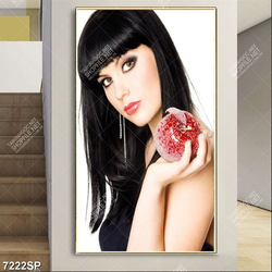 Tranh cô gái cầm táo đỏ SP7222