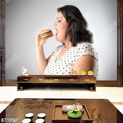 Tranh cô béo cầm bánh mỳ hamboger