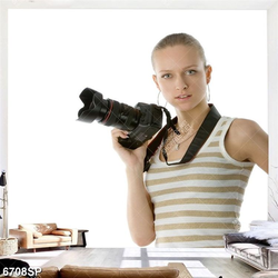 Tranh cô gái cầm máy ảnh SP6708