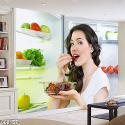 Tranh cô gái ăn cherry