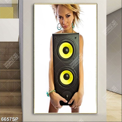 Tranh cô gái ôm loa