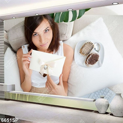Tranh cô gái cầm tấm thiệp nhỏ SP6651