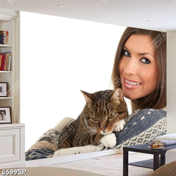 Tranh cô gái ôm mèo nhỏ