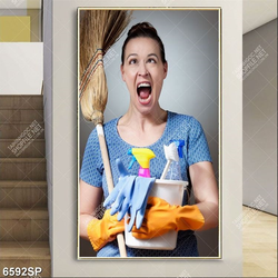 Tranh cô gái cầm chổi