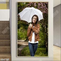 Tranh cô gái đứng che ô SP6947