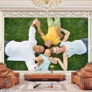 Tranh gia đình nằm trên thảm cỏ xanh