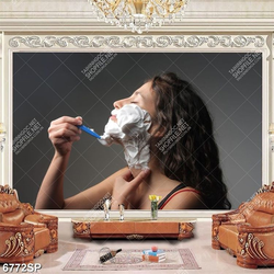 Tranh gương mặt bôi kem trắng