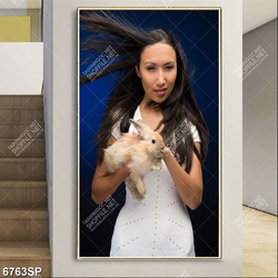 Tranh cô gái ôm thỏ nhỏ