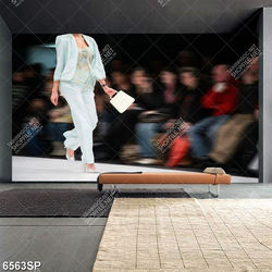 Tranh người mẫu trên sàn catwalk