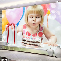 Tranh be gái thổi nến bánh kem