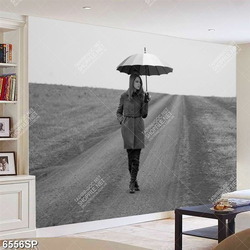 Tranh cô gái đứng che ô