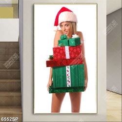 Tranh người mẫu ôm chồng quà SP6552