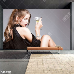 Tranh người mẫu cầm ly coktail