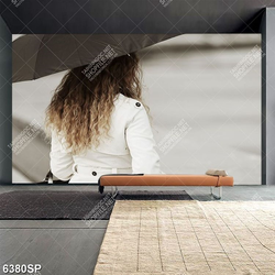 Tranh cô gái đứng che ô SP6380