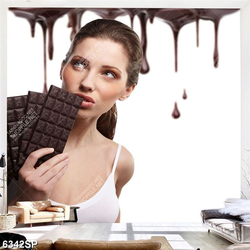 Tranh co gái cầm thanh sô cô la SP6342