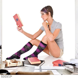 Tranh cô gái ngồi đọc sách