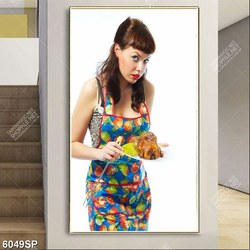Tranh cô gái cầm đĩa gà nướng