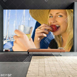 Tranh cô gái ăn dâu dây