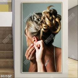 Tranh cô gái đeo bông tai