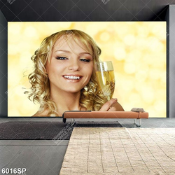 Tranh cô gái tóc vàng cầm ly rượu vang