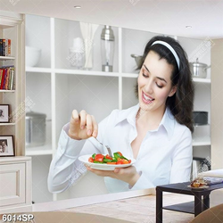 Tranh cô gái ăn salat