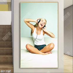 Tranh cô gái nghe nhạc