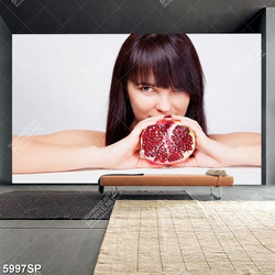 Tranh cô gái cầm trái lựu đỏ