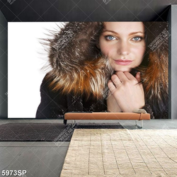 Tranh cô gái trùm mũ lông SP5973