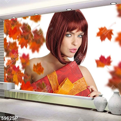 Tranh cô gái và lá mùa thu