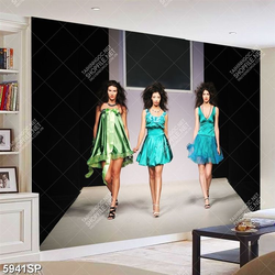 Tranh người mẫu đi trên sàn catwalk