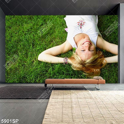 Tranh cô gái trẻ nằm trên thảm cỏ xanh