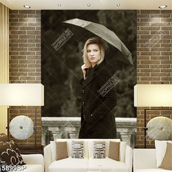 Tranh cô gái đứng che ô