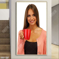 Tranh cô gái cầm cốc trà