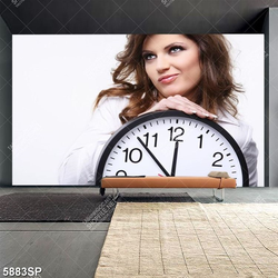 Tranh cô gái trẻ và đồng hồ