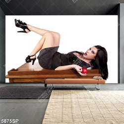 Tranh người đẹp khoe chân dài