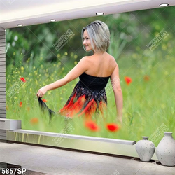 Tranh cô gái đứng giữa cánh đồng hoa