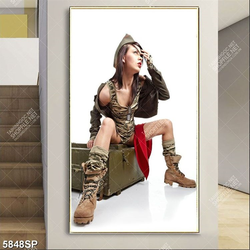 Tranh người mẫu mặc trang phục rằn ri