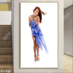 Tranh người mẫu cầm tấm khăn voan xanh SP6319