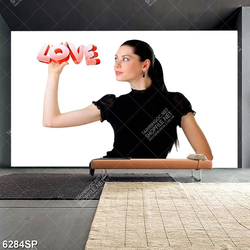 Tranh cô gái cầm chữ Love