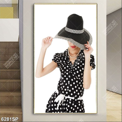 Tranh cô gái mặc váy chấm bi