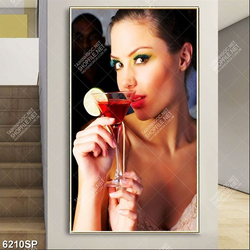 Tranh cô gái cầm ly coktail